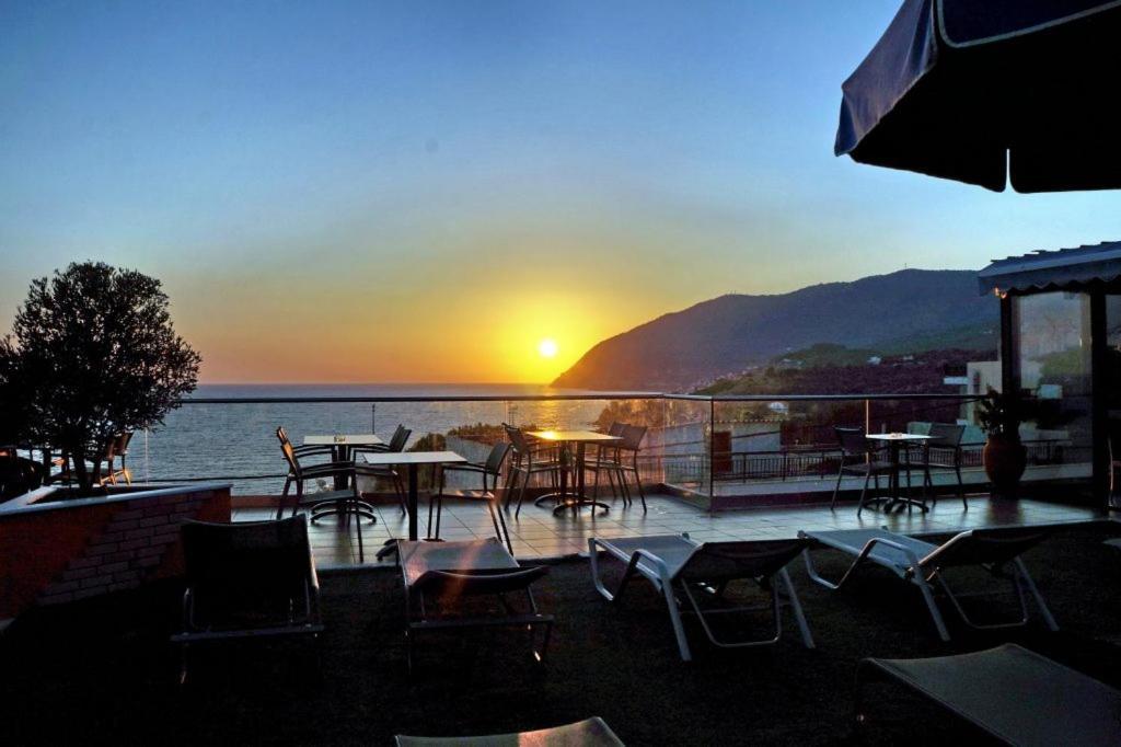 Hotel Vicky II Plomari Екстериор снимка