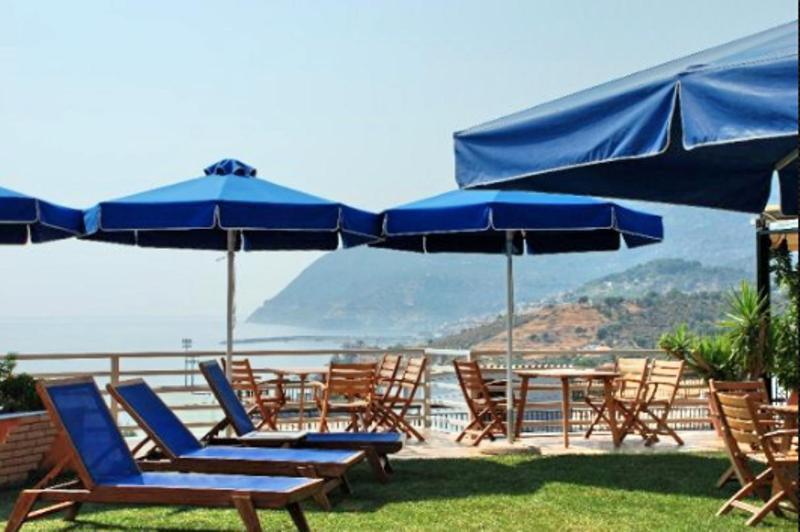 Hotel Vicky II Plomari Екстериор снимка